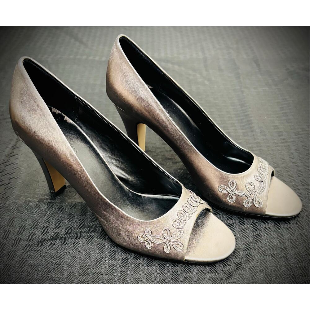 Bisou Bisou Women's Pewter Metallic Peep-Toe Pumps Silver Embroidery Size 7.5